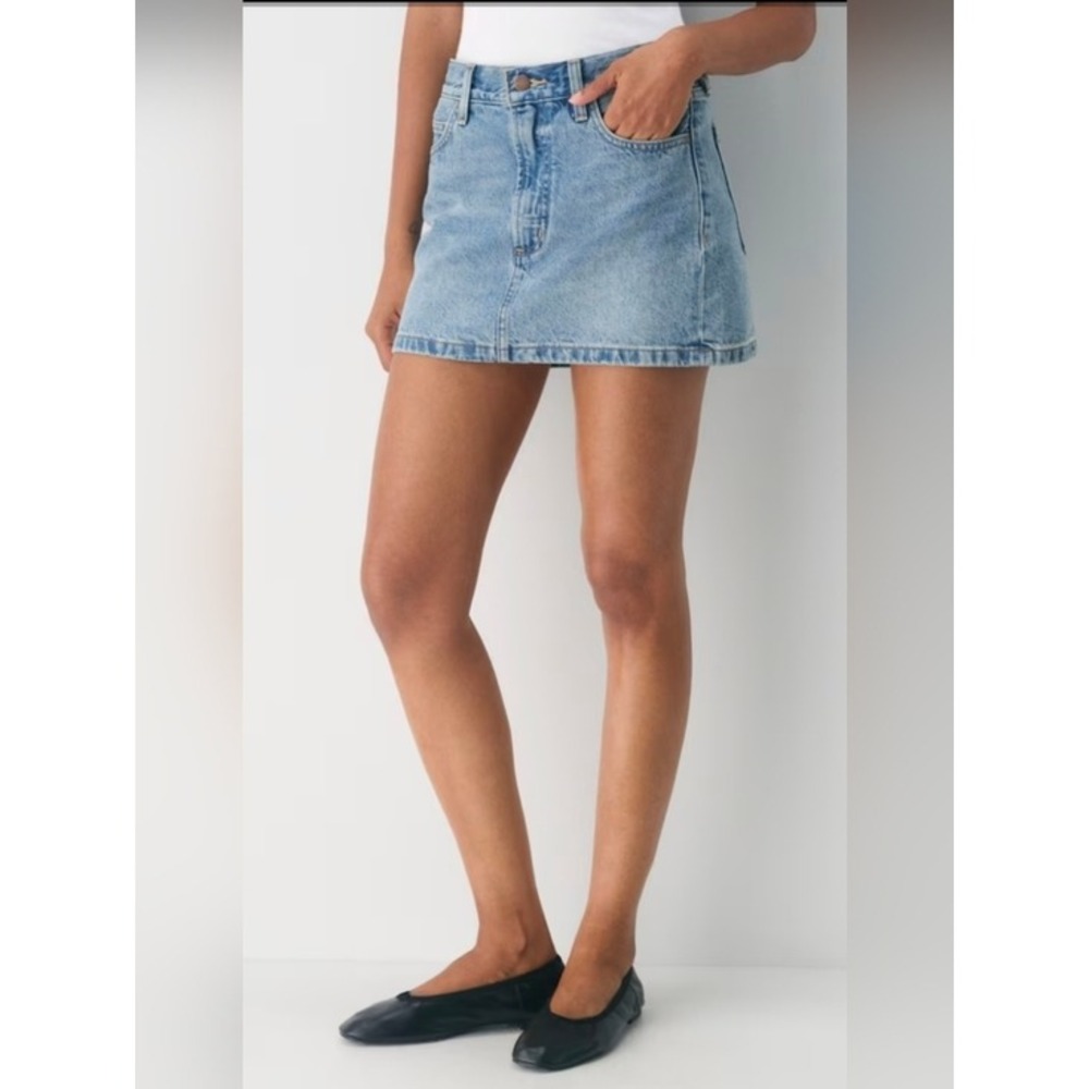 Aritzia Denim Forum "The '90s Ricci" Skirt – Size 24 – Light Wash